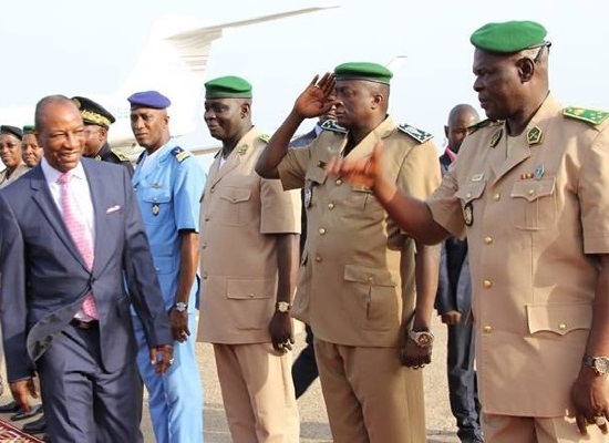 Feature image Alpha Condé, président de la République de Guinée et des hauts responsables de l'armée guinéenne