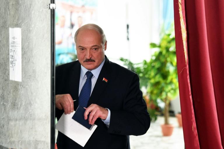 Feature image Le président bélarusse Alexandre Loukachenko vote à Minsk durant l'élection présidentielle, le 9 août 2020 afp.com - Sergei GAPON