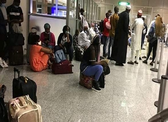 Des guinéens à l'aéroport de Dakar