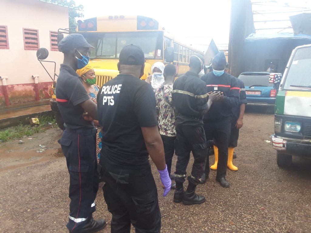 Des agents de la protection civile