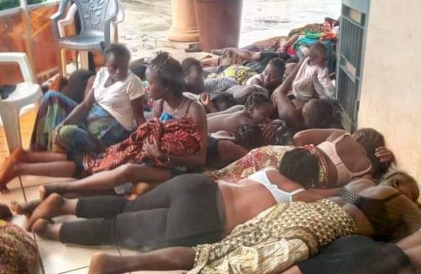 Des femmes qui campent au domicile du patriarche de Nzérékoré