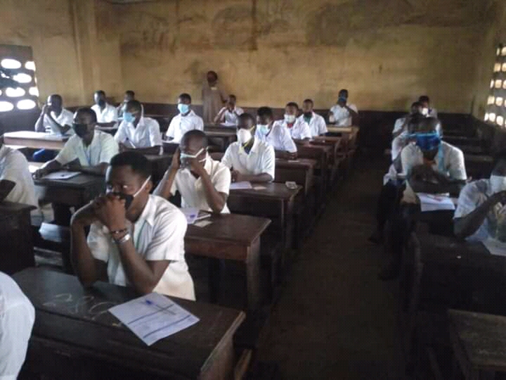 Des candidats au baccalauréat dans leur salle d'examen