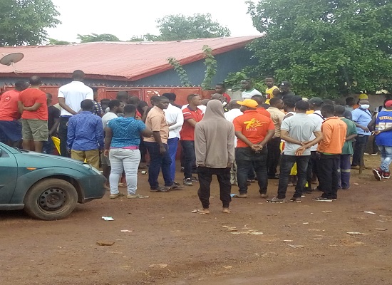 Feature image Des citoyens mobilisés aux alentour de la boîte de nuit Benda où Alexis a trouvé la mort