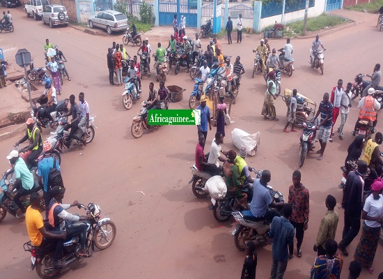 Feature image Des jeunes manifestants à Kankan