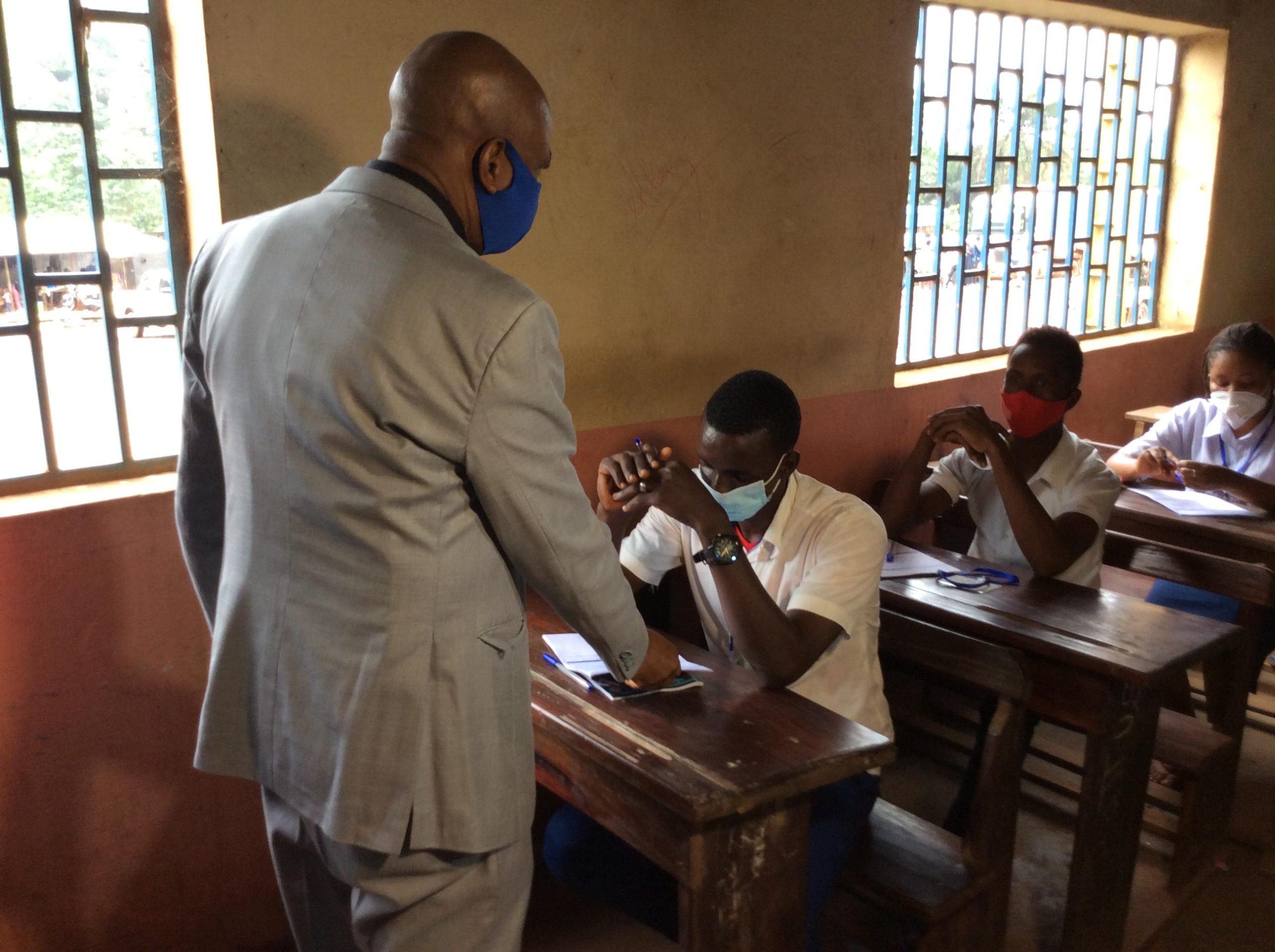 Feature image Dr Alpha Amadou Bano Barry, Ministre de l'Education Nationale face à des candidat au BAC