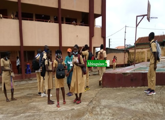 Feature image Des collégiens qui ignorent le port de masques