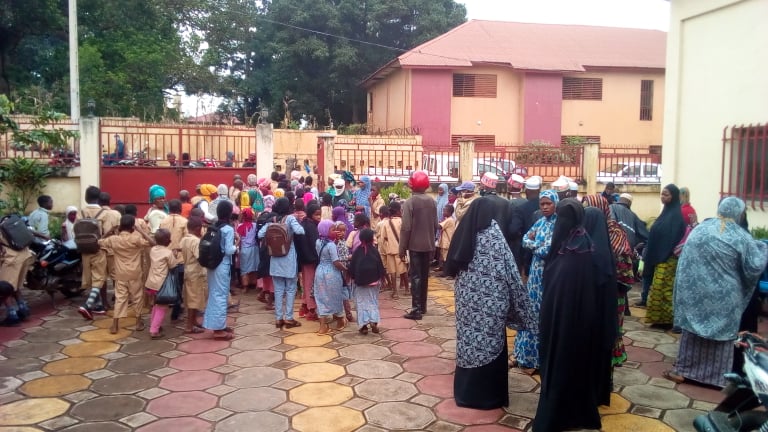Feature image Des élèves et leurs parents mobilisés à la DPE de Mamou