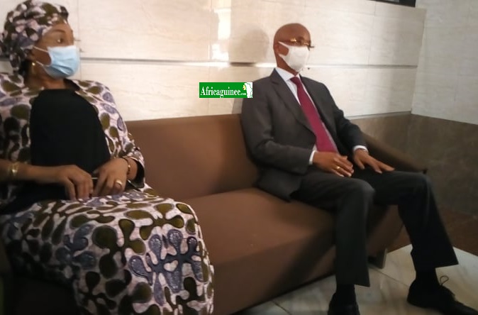 Feature image Cellou Dalein Diallo, leader de l'UFDG et son épouse installés dans la salle d'attente de la Cour Constitutionnelle