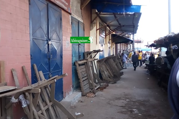 Feature image Des magasins fermés au marché Madina