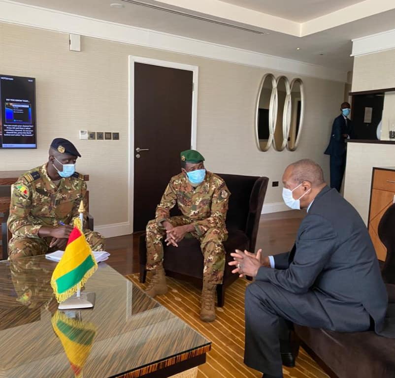 Feature image Alpha Condé, président de la République de Guinée et des responsables de la junte au Mali