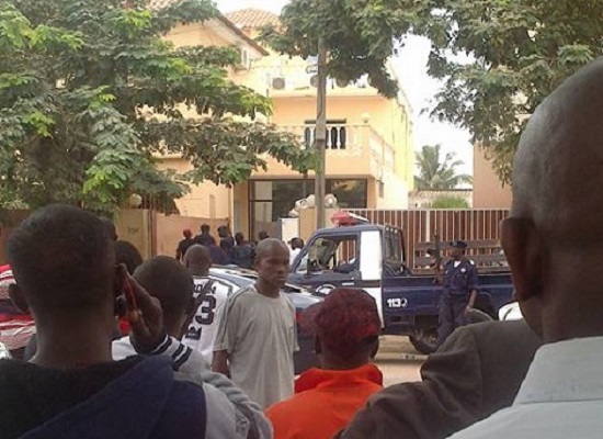 Des guinéens devant l'ambassade de Guinée à Luanda, Angola, image d'archive