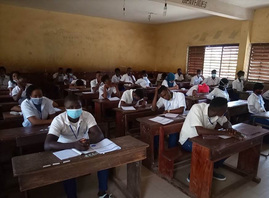 Des candidats au baccalauréat dans leur salle d'examen