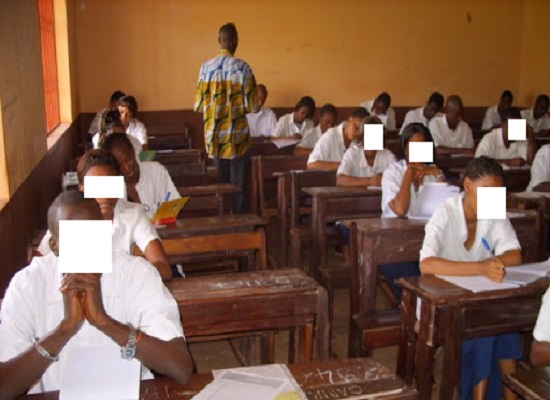 Des candidats au baccalauréat dans leur salle d'examen