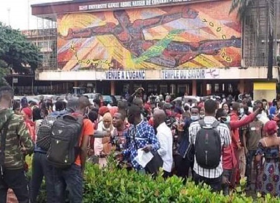 Des étudiants rassemblés à l'Université Gamal Abdel Nasser de Conakry