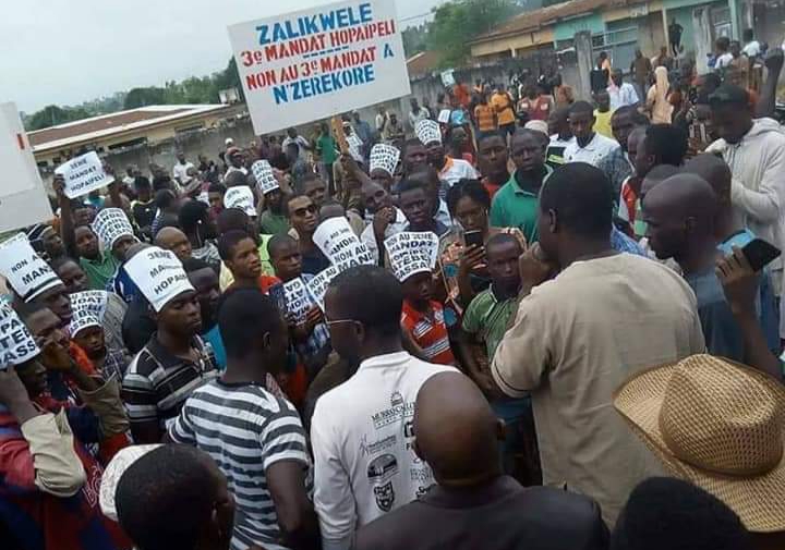Feature image Des militants du FNDC lors d'une manifestation contre la réforme constitutionnelle
