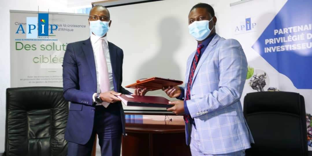 Feature image Le Directeur Général d’Ecobank-Guinée M. Diawadou Bah et M. Namory Camara Directeur Général de l’APIP