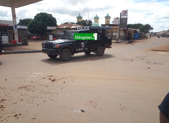 Feature image Un pickup de la police dans une rue à Kankan