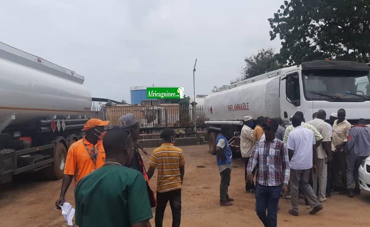 Feature image Des chauffeurs réunis au dépôt de carburant à Tombo