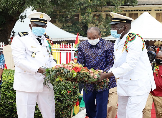 Alpha Condé, président de la République de Guinée dépose la gerbe de fleur à la place des martyrs