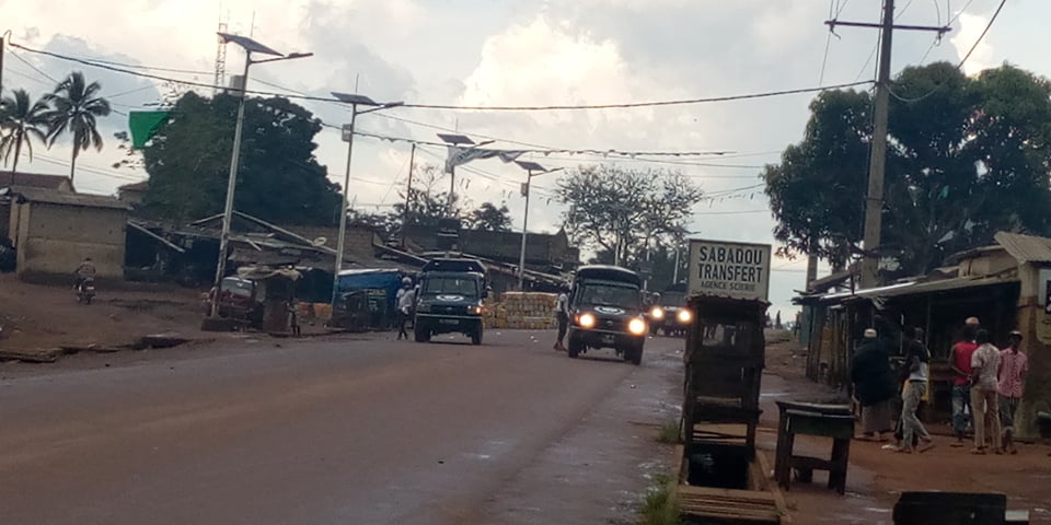 Feature image Des pickups de la gendarmerie face à des partisans de l'opposition