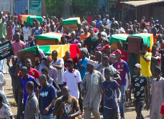 Des militants du FNDC lors d'une cérémonie de funérailles des victimes à Conakry