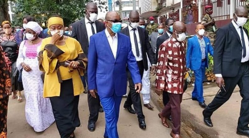 Feature image Alpha Condé, président de la République de Guinée accompagné de certains de ses proches