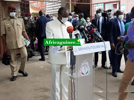 Feature image Alpha Condé à son bureau de vote à Conakry