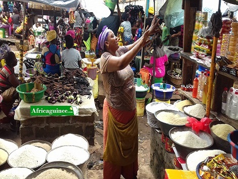 Un vendeuse au marché Entag