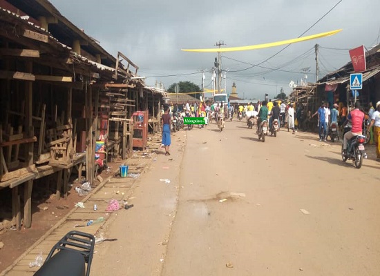 Feature image Une rue menant au marché centrale de N'Zérékoré
