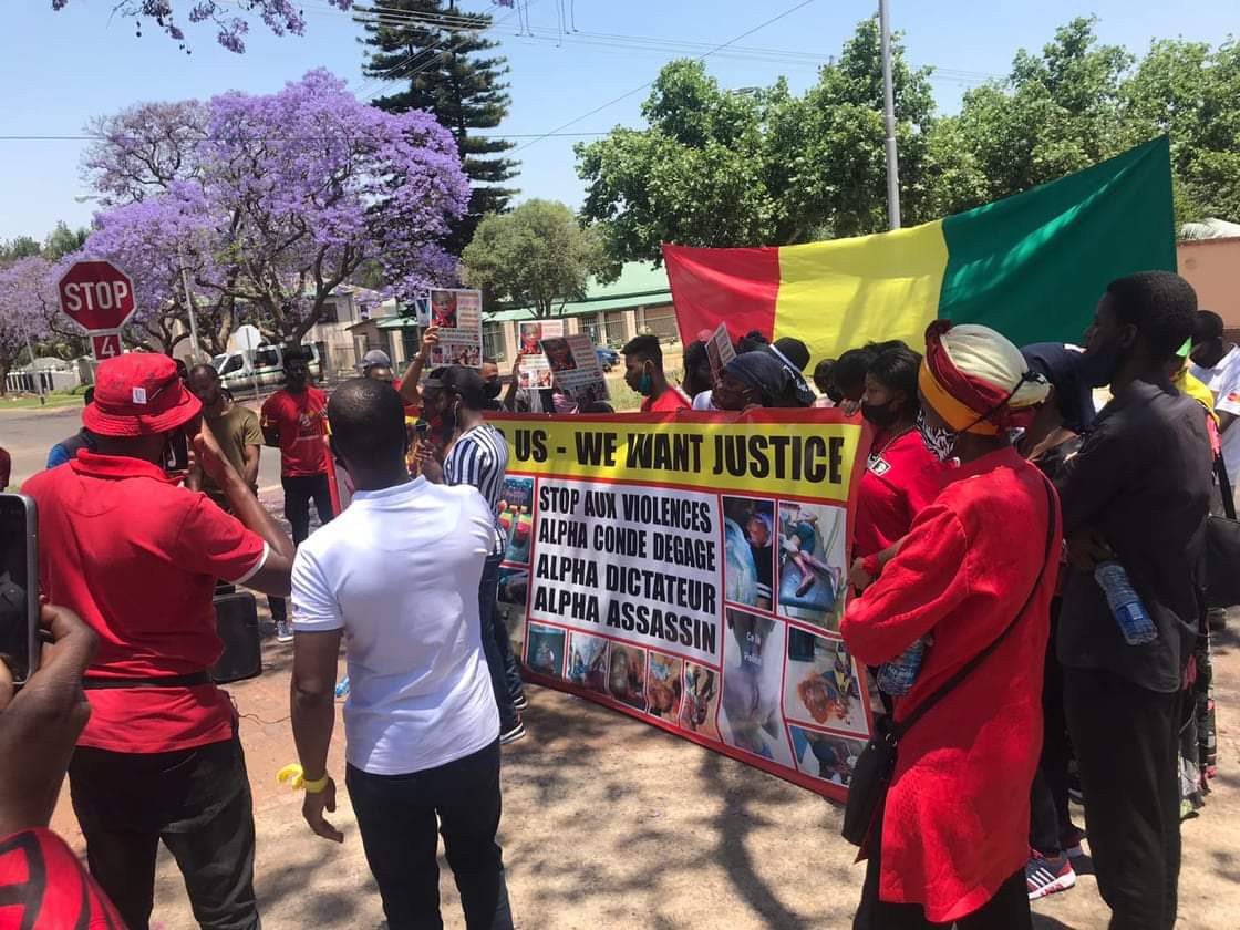 Des guinéens manifestent devant leur ambassade à Pretoria
