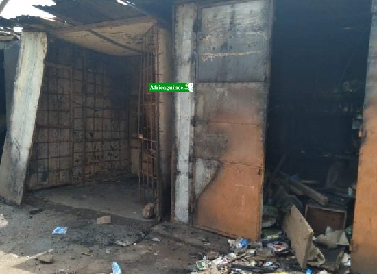 Un kiosque de vente incendié à la Cimenterie