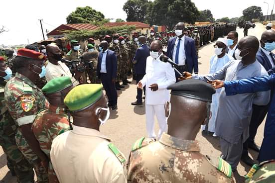 Feature image Alpha Condé, président de la République de Guinée échange avec l'armée