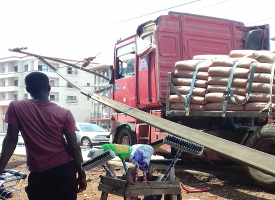 Un poteau électrique haute tension percuté par un camion à Sonfonia
