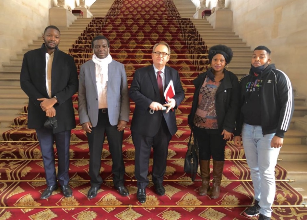 Le Sénateur Jean-Yves  Leconte avec des proches des opposants guinéens