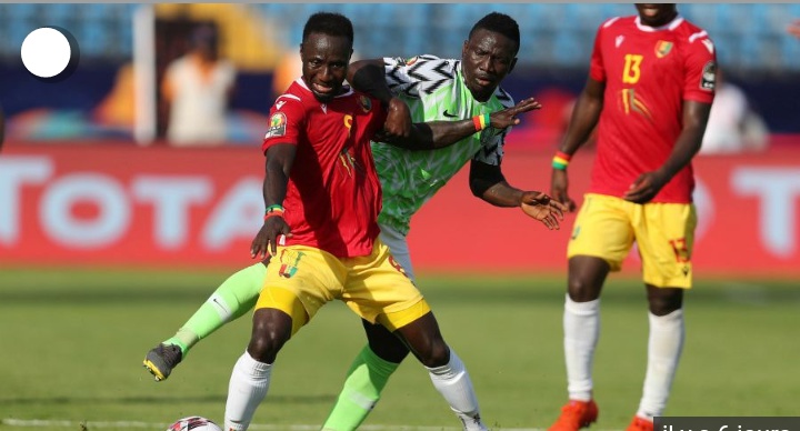 Feature image Naby Keita accroché par un défenseur nigérian, image d'archive