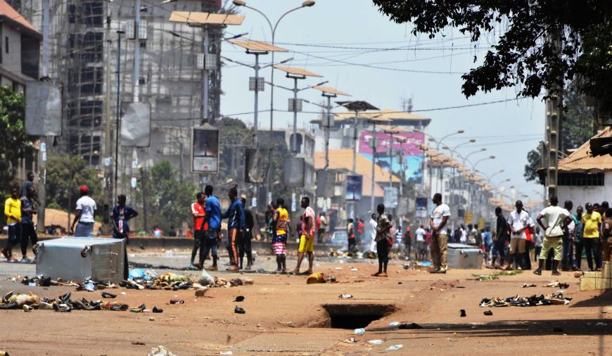 Des manifestants dans les rues de Conakry le jour du référendum controversé du 22 mars