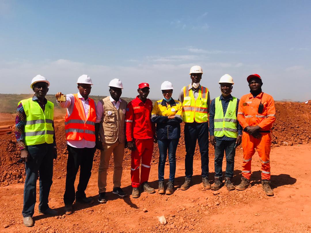 Visite de la Direction de l’ISMGB accompagnée d’une délégation du Réseau des Centres d’Emergence Africains sur le Permis minier d’Alliance Minière Responsable le 02 décembre 2020.