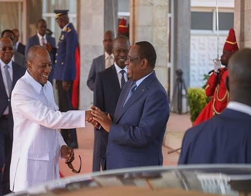 Feature image Alpha Condé et Macky Sall, au parvis du palais Présidentiel du Sénégal