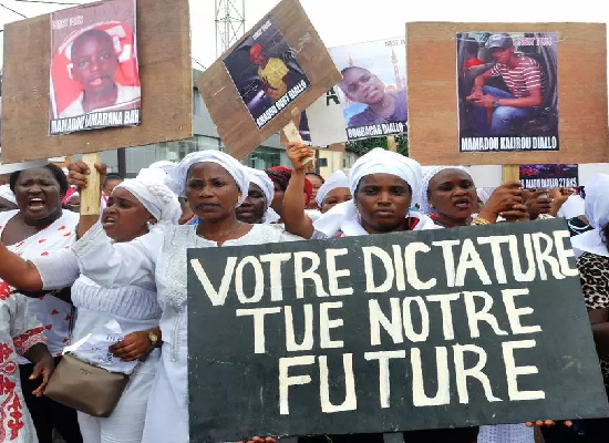 Des femmes manifestent contre les tueries à Conakry