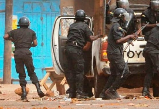 Feature image Des policiers déployés pour le maintien d'ordre à Conakry, crédit photo Amnesty International