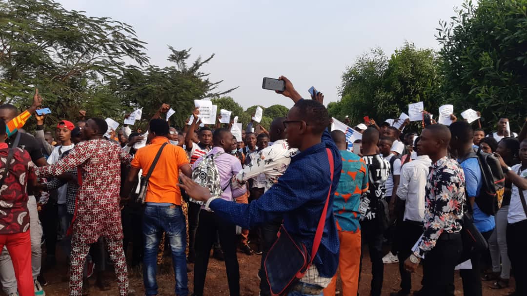 Feature image Des étudiants manifestent à l'université de Sonfonia