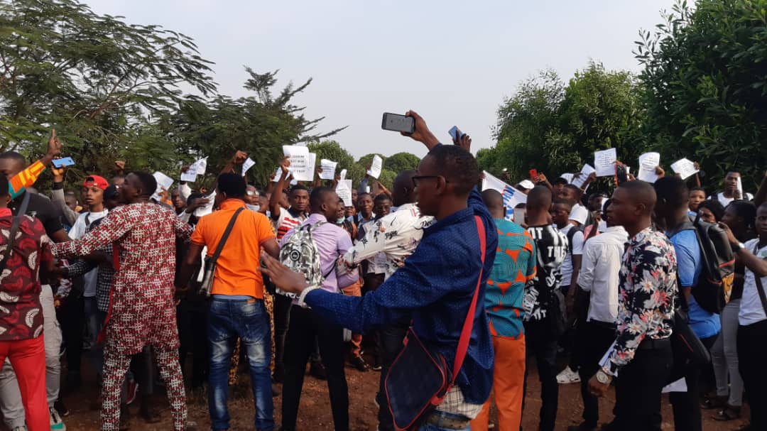 Des étudiants manifestent à l'université de Sonfonia