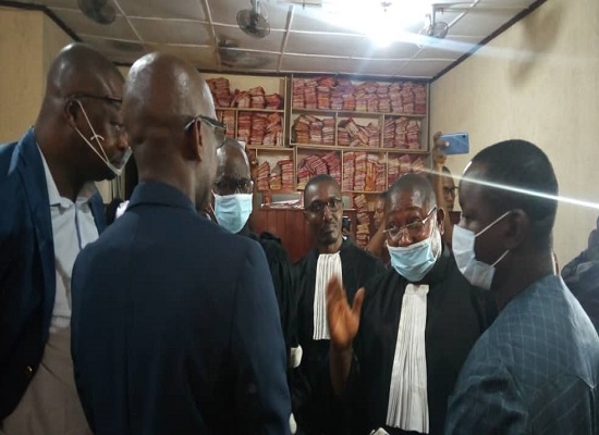 Des avocats et leurs client au TPI de Kaloum