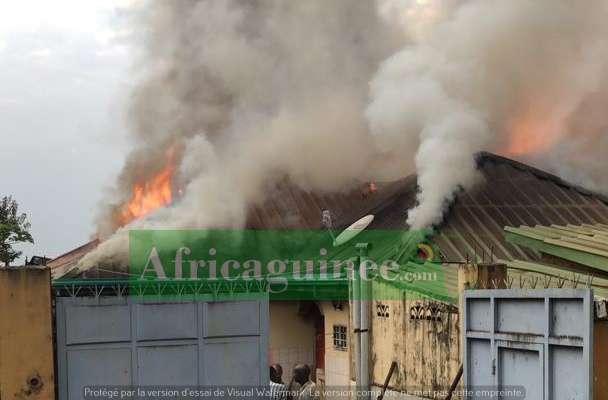 La maison d'habitation de la maman du ministre Yéro Baldé en feu
