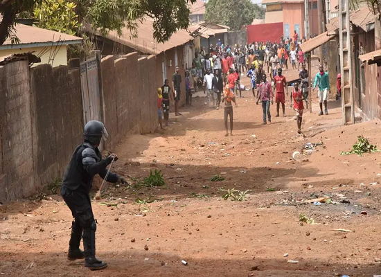 Un policier face à des manifestants à Wanindara, image d'archive