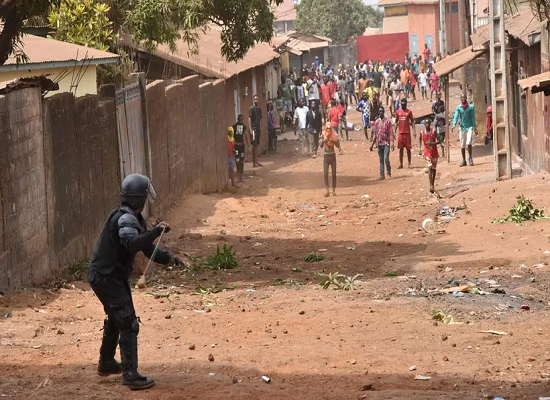 Feature image Un policier face à des manifestants à Wanindara, image d'archive