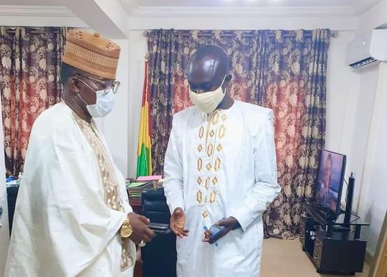 Maitre Mory Doumbouya, garde des Sceaux en compagnie de Sékou Keita, responsable de communication du département de la Justice