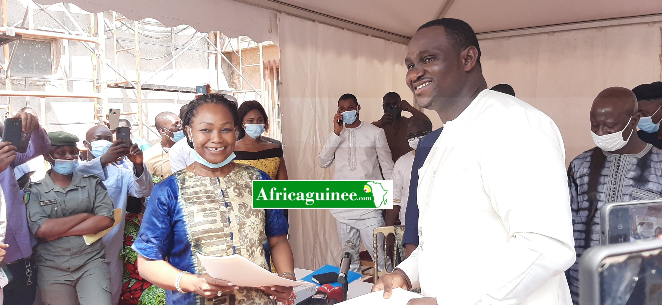 Feature image Moustapha Naïté a cédé officiellement ce vendredi 29 janvier 2021 sa place à Kadiatou Emilie Diaby à la tête ministère des travaux publics