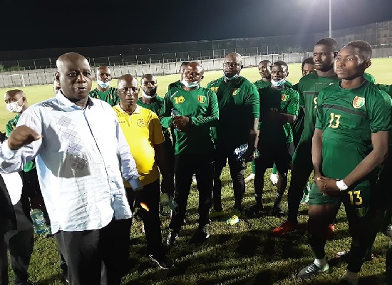 Les locaux guinéens reçoivent les encouragements du Secrétaire Général du ministère des Sports, Fodéba Isto Keira, crédit photo Féguifoot