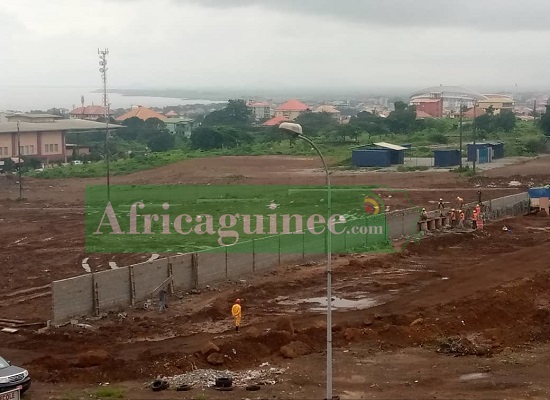 Vue panoramique d'une partie de la zone déguerpie de Kaporo rail